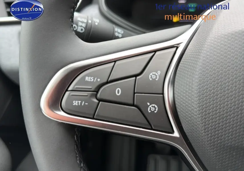 Gros plan sur les commandes du régulateur de vitesse au volant de la Renault Clio V, finition Evolution.