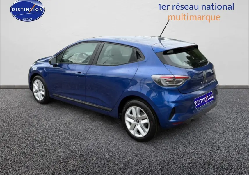 Renault Clio V bleu iron vue 3/4 arrière droit avec feux arrière LED et jantes alliage.
