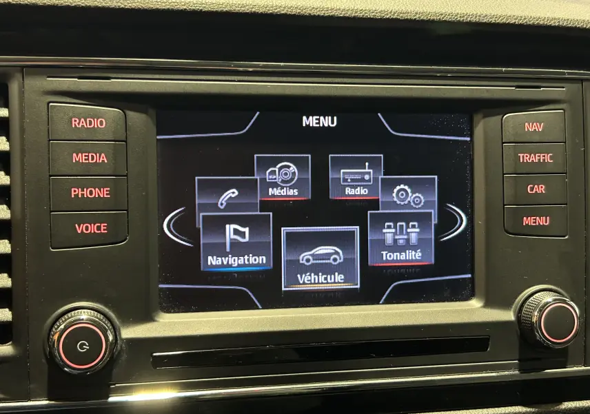 Écran central du système multimédia de la SEAT LEON 2014 avec menu affichant navigation, médias et réglages audio.