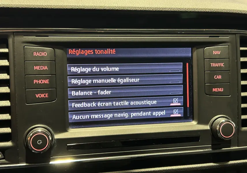 Écran tactile central de la SEAT LEON 2014 affichant les réglages de tonalité avec boutons fonctionnels autour.