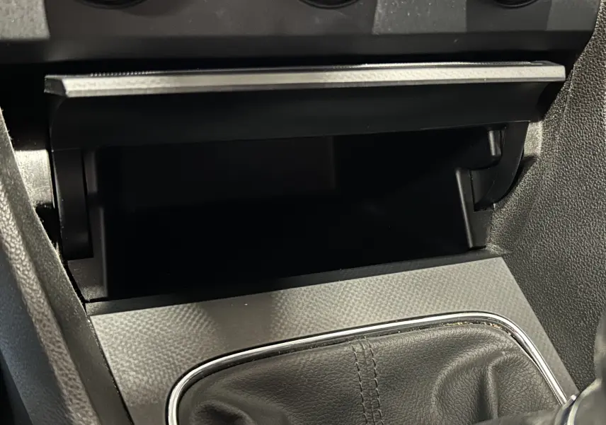 Gros plan sur la console centrale de la SEAT LEON 2014, mettant en valeur le soufflet de levier de vitesses en cuir noir.