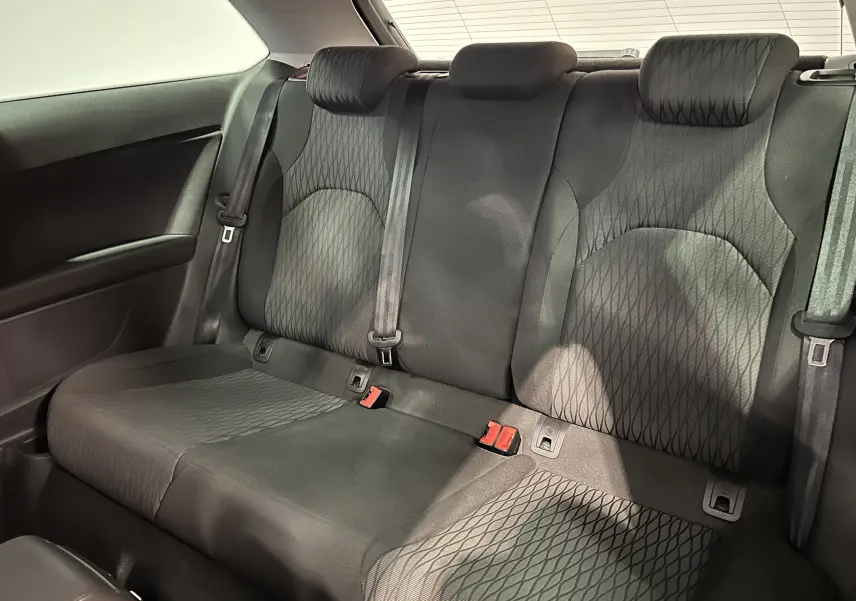 Vue intérieure arrière de la banquette arrière noire en tissu avec motifs géométriques d'une SEAT Leon 2014.