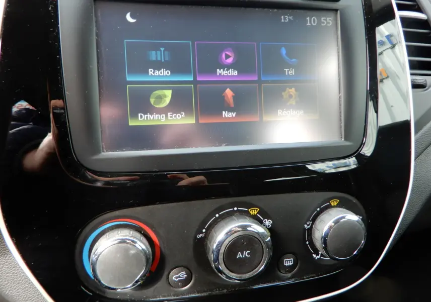 Vue rapprochée de la console centrale du Renault Captur gris cassiopée 2019, affichant l'écran tactile multimédia et les commandes de climatisation.