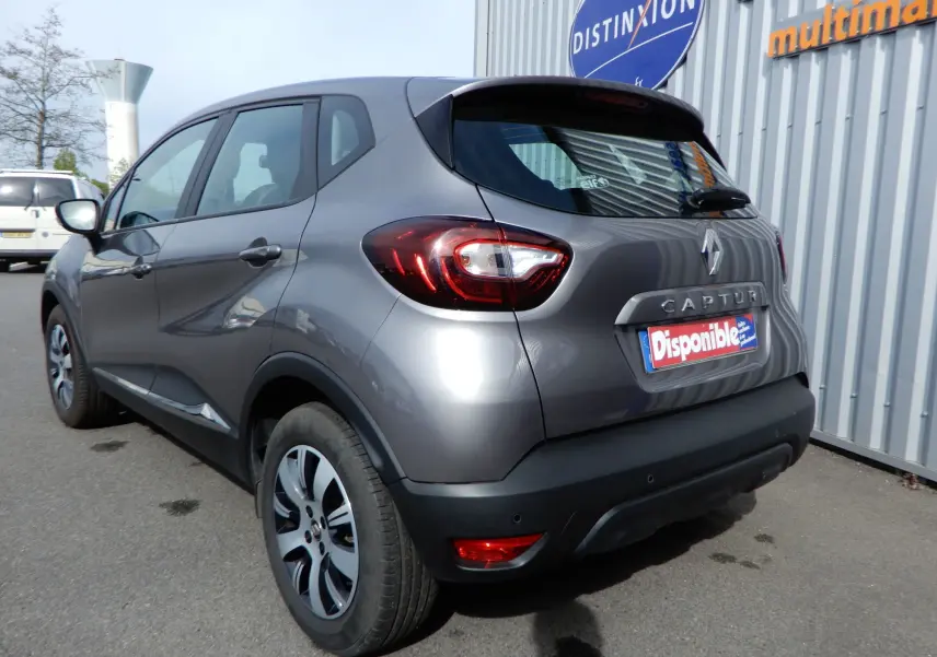 Vue 3/4 arrière droite d'un Renault Captur gris Cassiopée 2019 avec feux arrière LED et jantes alliage.
