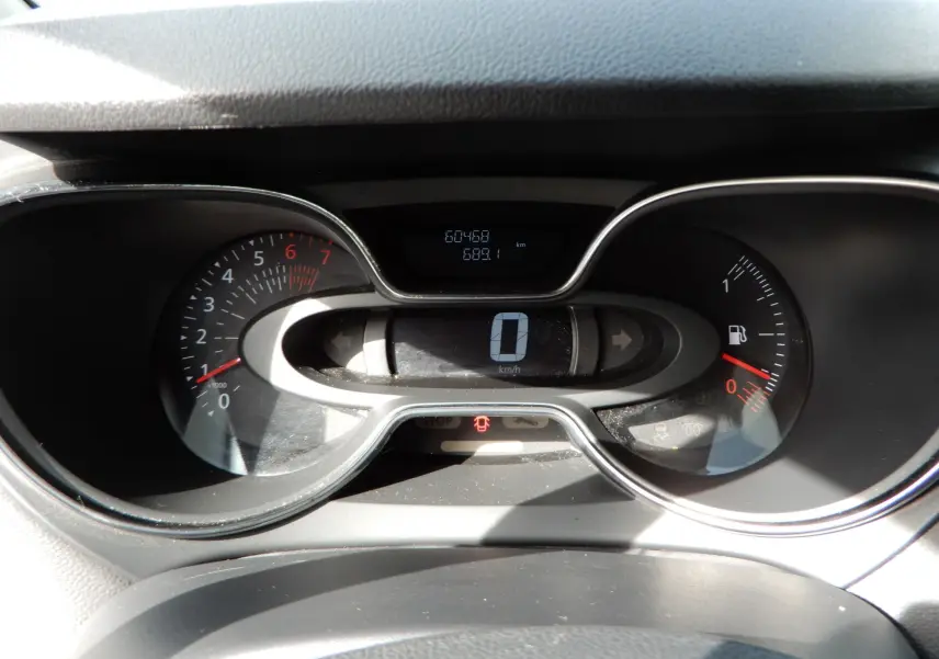 Vue rapprochée du tableau de bord numérique du Renault Captur gris cassiopée, affichant la vitesse à zéro km/h.