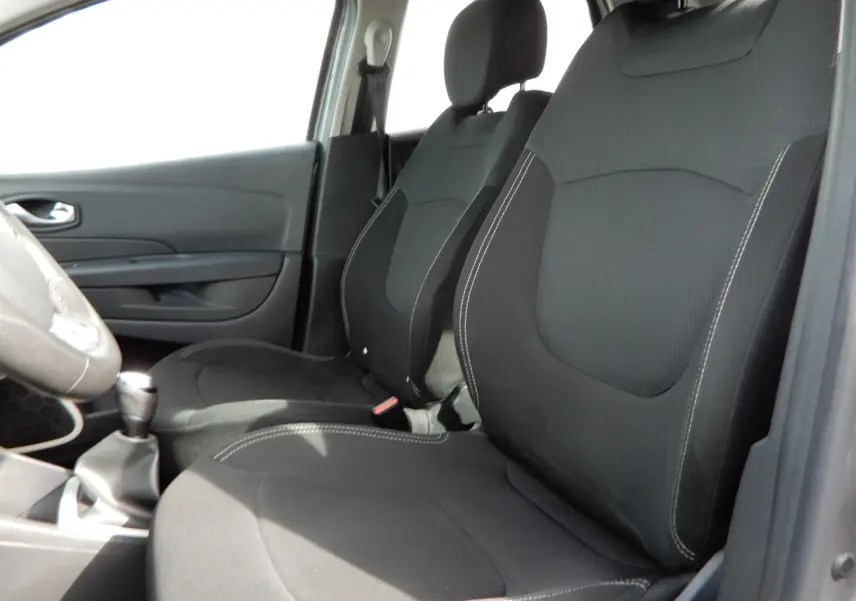 Vue intérieure côté gauche montrant les sièges avant noirs et la boîte manuelle du Renault Captur gris Cassiopée 2019.