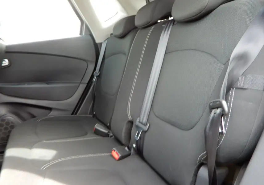 Banquette arrière noire avec ceinture de sécurité visible dans un Renault Captur TCE 90 CH Business 2019.