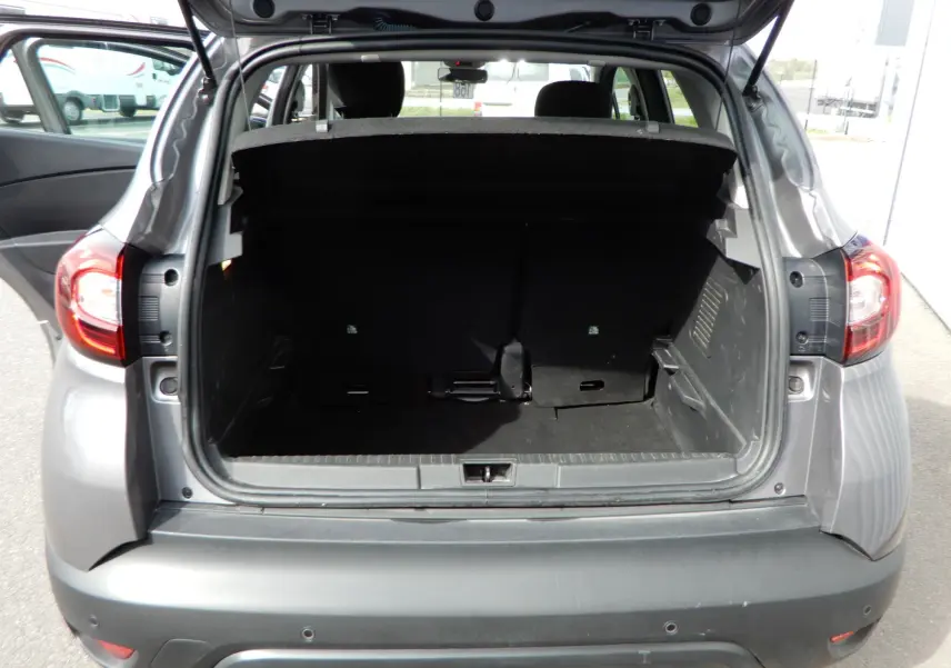 Coffre ouvert vu de l'arrière d'un Renault Captur gris Cassiopée 2019, montrant l'espace de chargement vide.
