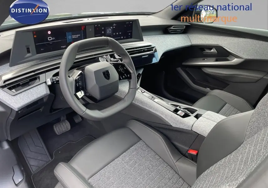 Intérieur avant droit du Peugeot 3008 Hybrid 2025 avec tableau de bord numérique et sellerie grise bicolore.