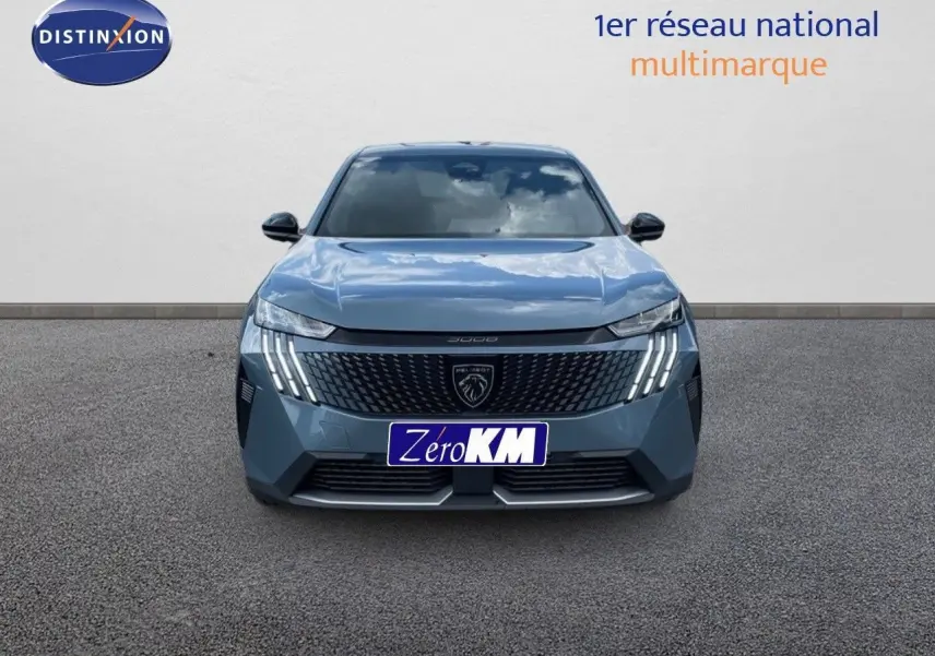 Vue frontale du Peugeot 3008 Hybrid 136ch Allure en bleu Ingaro Metal avec ses phares LED distinctifs allumés.