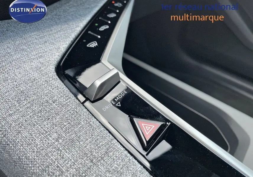 Gros plan sur la console centrale du Peugeot 3008 Hybrid 136ch Allure avec bouton Drive Mode et signal d'alerte rouge.