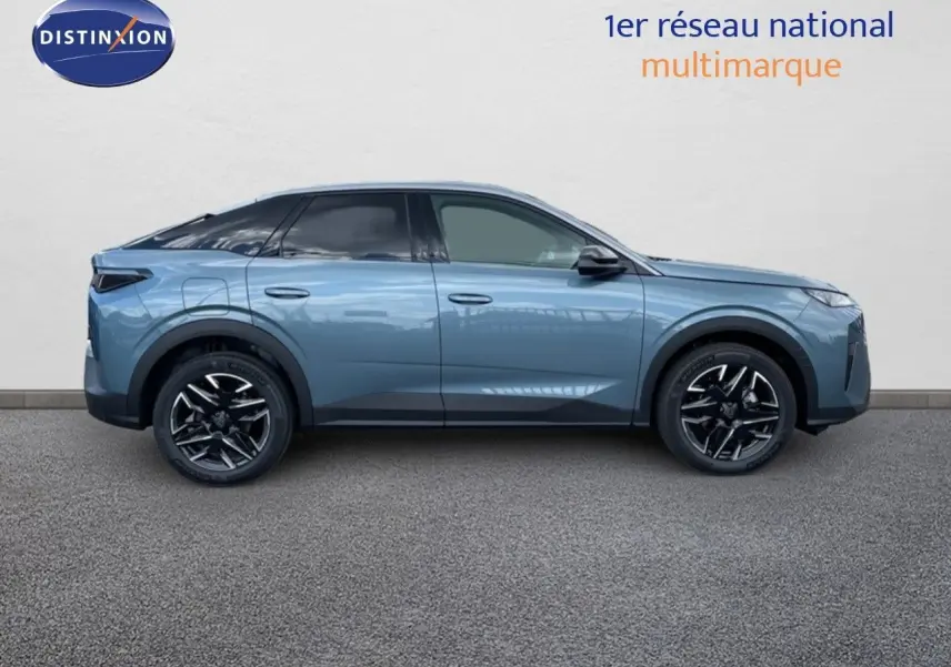 Peugeot 3008 Hybrid 136ch Allure bleu Ingaro métal vu de profil côté gauche sur fond neutre.