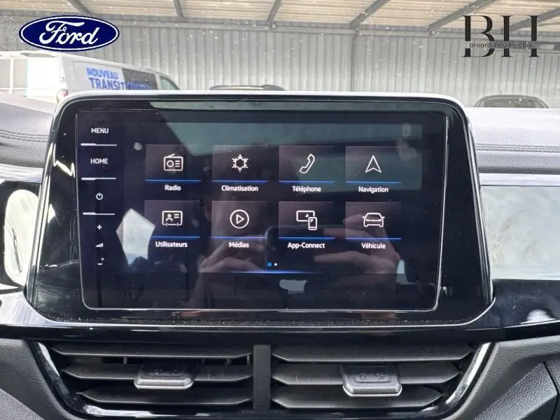 Écran tactile central du Volkswagen T-Roc 1.5 TSI R-Line 2022 avec interface multimédia affichée.