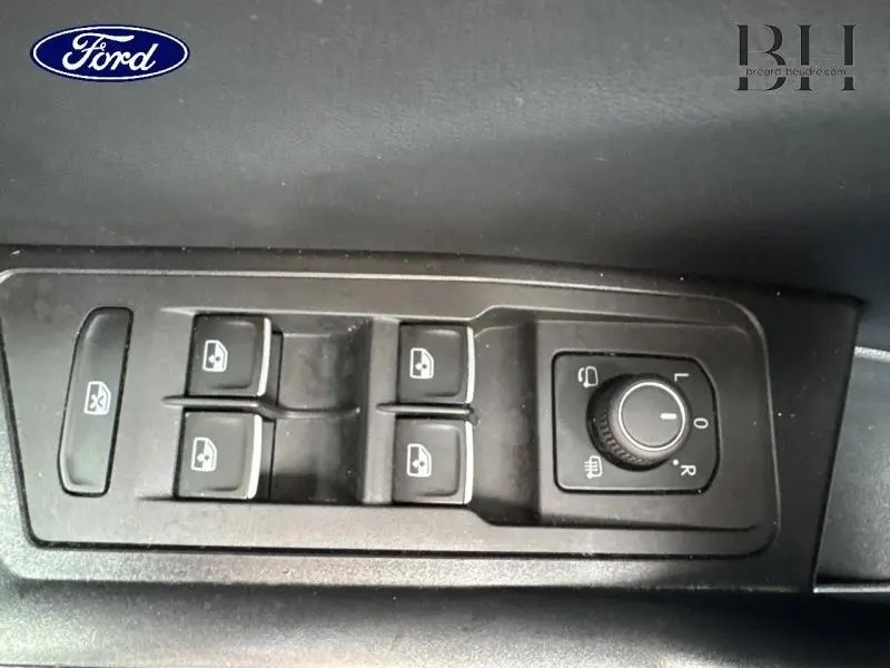 Panneau de commandes des vitres et rétroviseurs côté gauche intérieur d'une Volkswagen T-Roc bleu pétrole 2022.