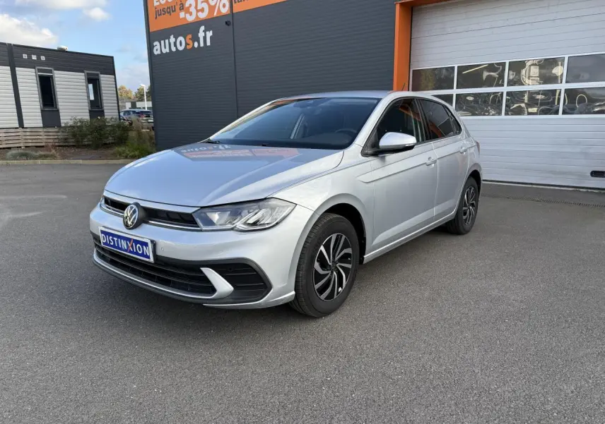 Volkswagen Polo 1.0 TSI 95 VW Edition gris reflet argent vue 3/4 avant avec jantes alliage et calandre noire.