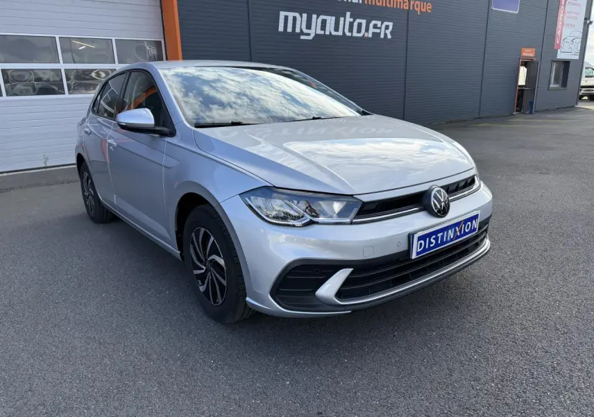 Volkswagen Polo 1.0 TSI gris Reflet Argent vue 3/4 avant avec jantes alliage et calandre noire brillante.