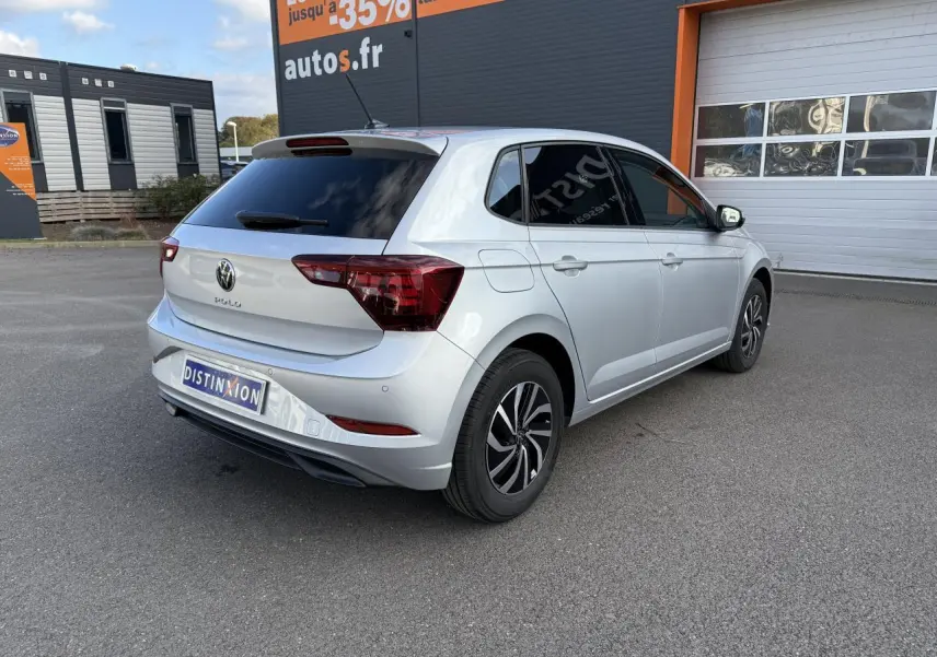 Volkswagen Polo gris Reflet Argent vue 3/4 arrière droit avec vitres surteintées et jantes alliage.