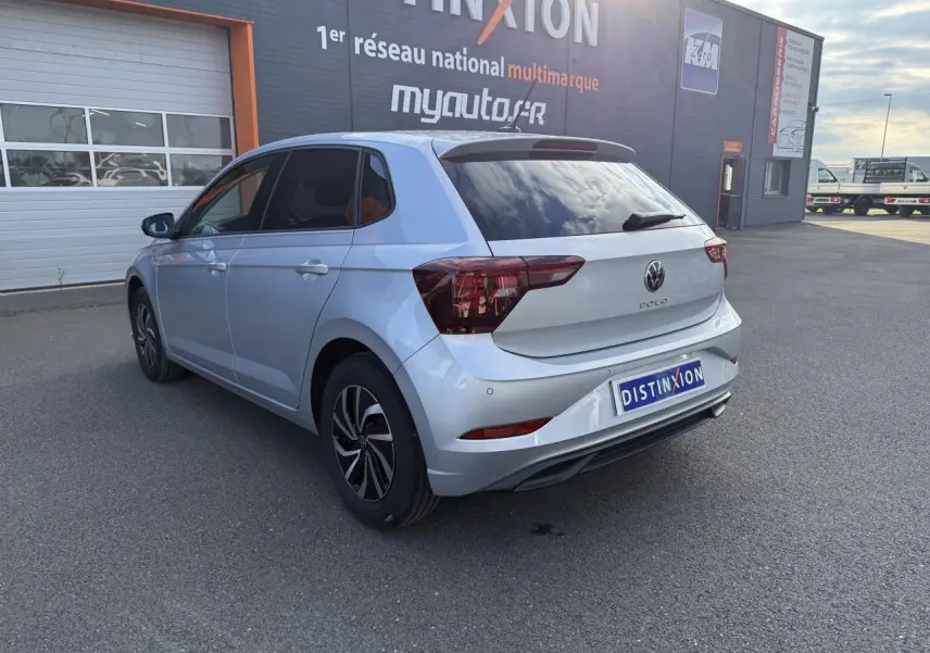 Volkswagen Polo 1.0 TSI gris reflet argent vue 3/4 arrière droit avec vitres surteintées et jantes alliage.