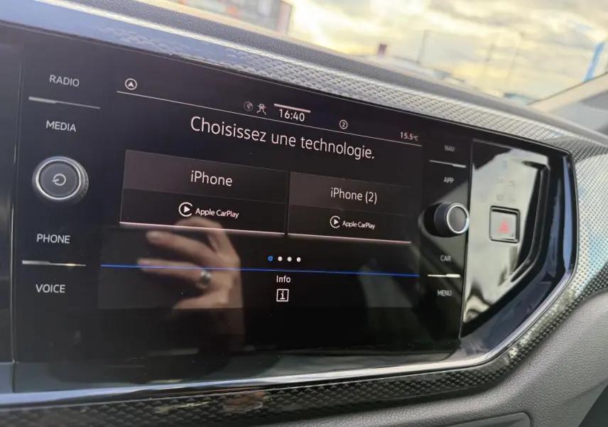 Écran tactile central du tableau de bord de la Volkswagen Polo 2025 affichant le choix de connexion Apple CarPlay.