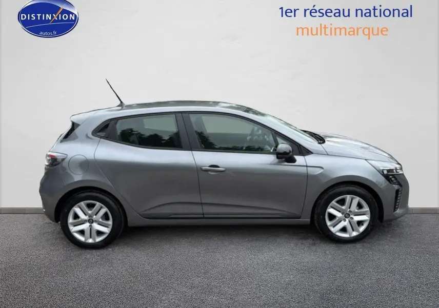 Profil droit de la Renault Clio V gris schiste 2026 avec jantes alliage et feux avant LED distinctifs.