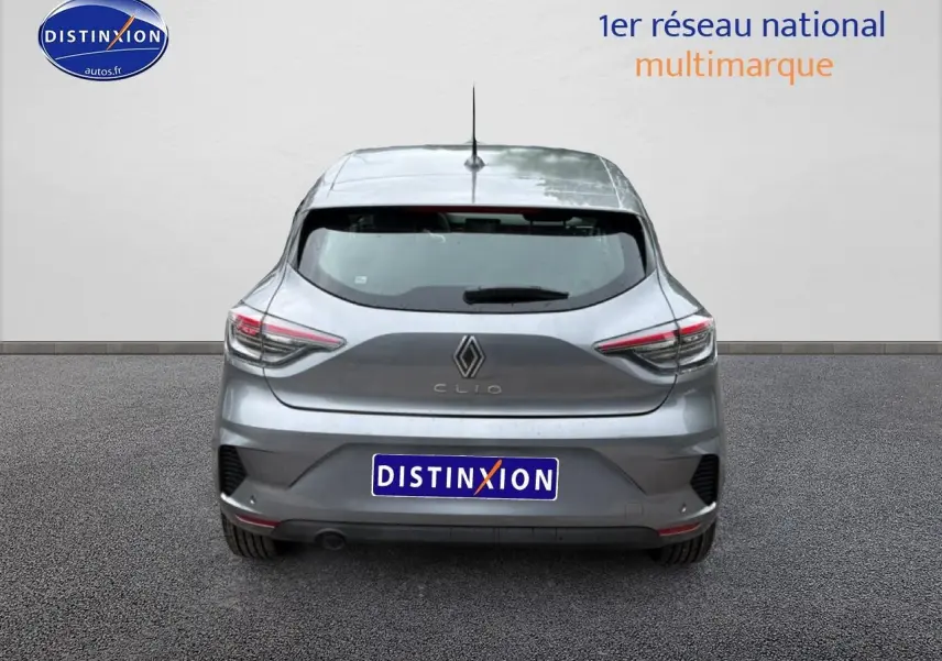 Vue arrière d'une Renault Clio V gris schiste avec feux arrière LED et becquet intégré sur fond neutre.