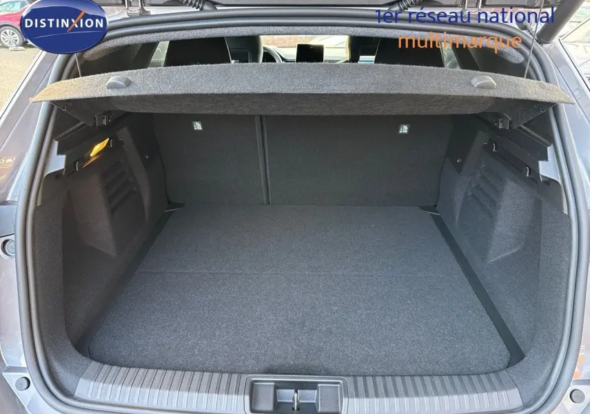 Coffre ouvert vu de l'arrière d'une Renault Symbioz gris cassiopée métal, espace de chargement propre et spacieux.