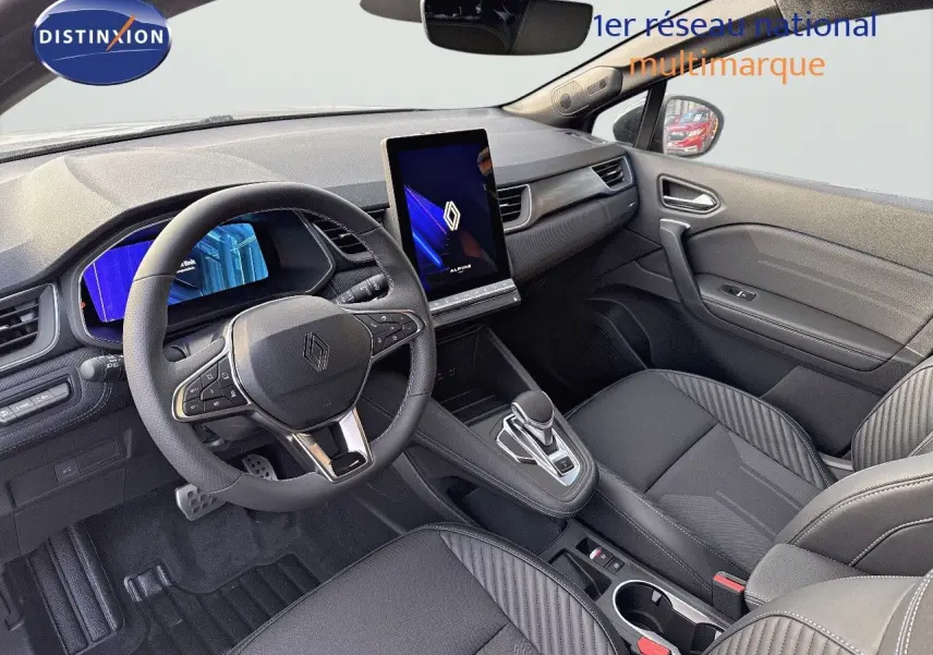 Vue intérieure côté conducteur du Renault SYMBIOZ gris cassiopée, avec tableau de bord digital et écran tactile vertical.