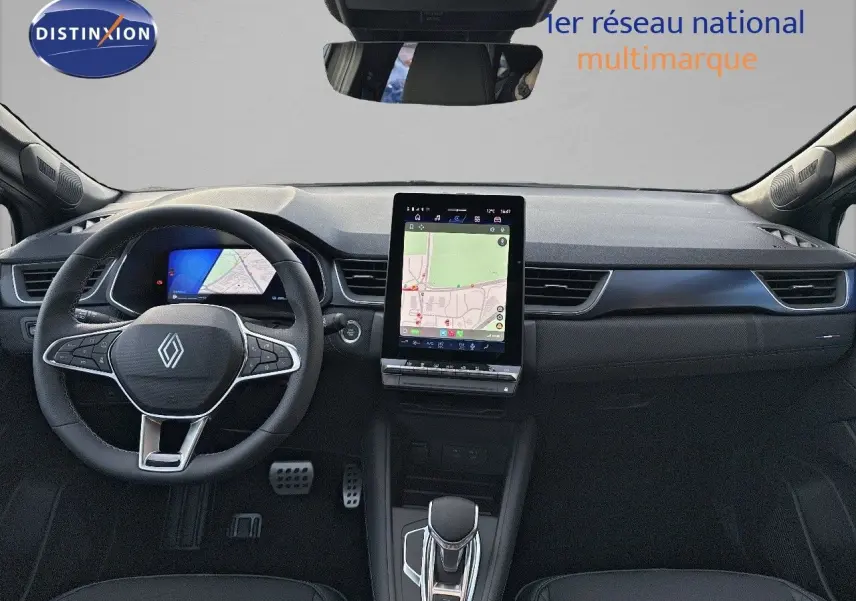 Vue intérieure avant du tableau de bord de la Renault Symbioz gris cassiopée avec écran tactile central et volant multifonction.