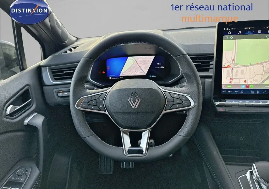 Vue intérieure centrée sur le volant Renault Symbioz 2024 avec tableau de bord numérique et écran tactile GPS.