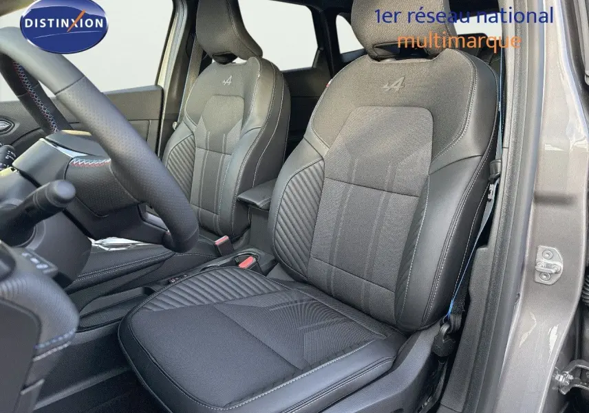 Intérieur avant droit de la Renault Symbioz gris cassiopée, sièges en cuir noir avec logo Alpine brodé.