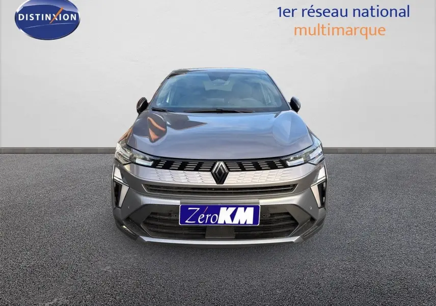 Renault Symbioz gris cassiopée métal vu de face, mettant en valeur sa calandre moderne et ses phares LED fins.