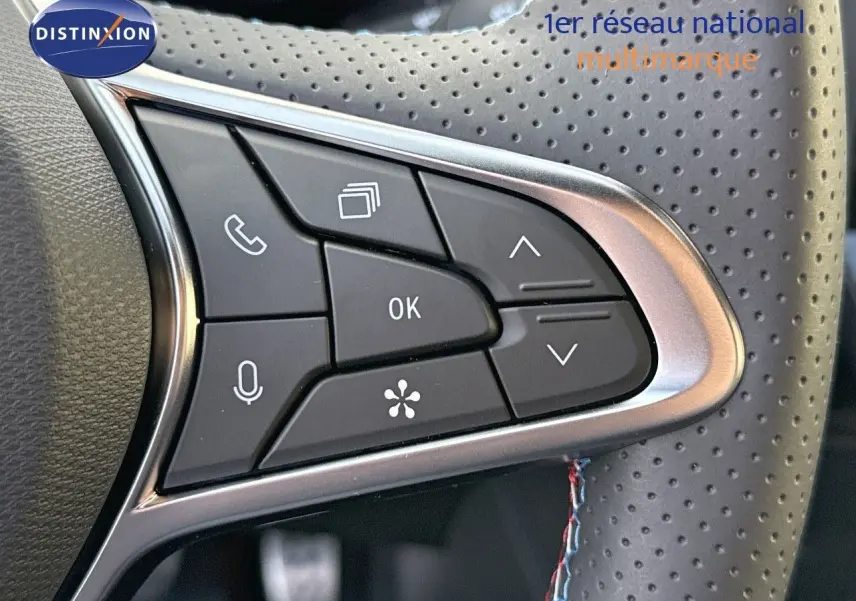 Gros plan sur les commandes multifonctions du volant en cuir perforé gris du Renault Symbioz 2024 finition Esprit Alpine.