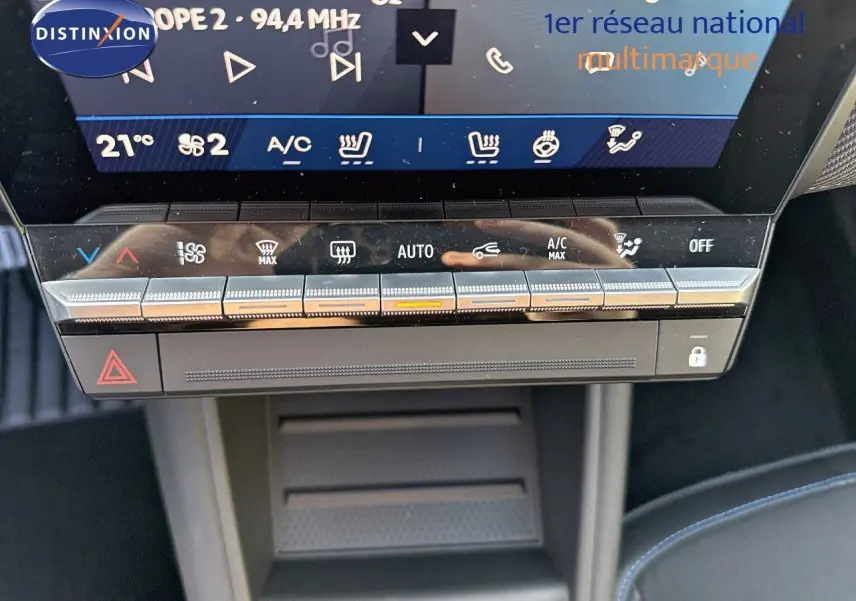 Détail du tableau de bord de la Renault Symbioz 2024, montrant les commandes climatisation et écran tactile couleur gris cassiopée.