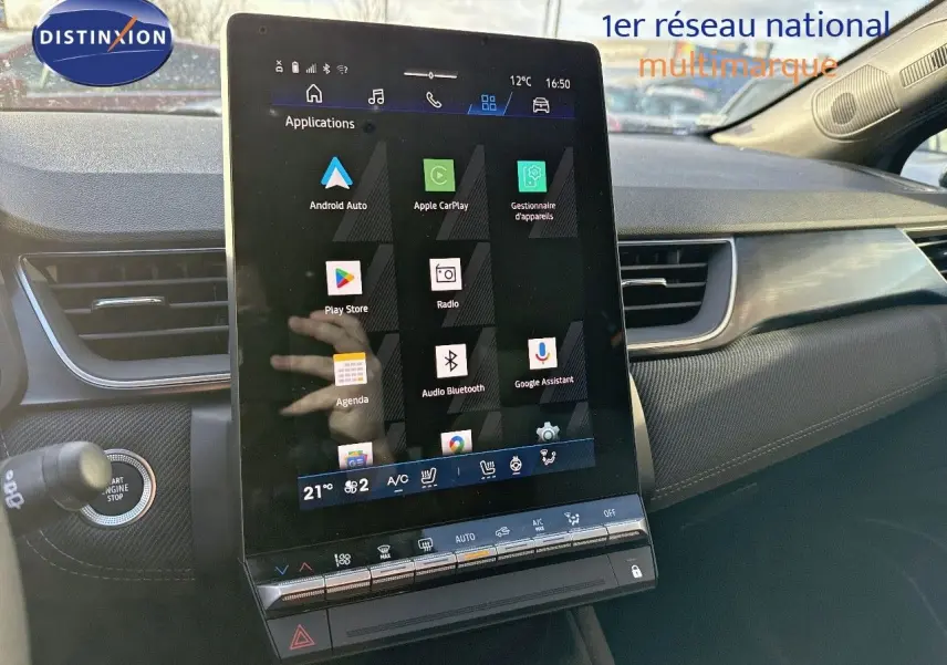 Écran tactile central vertical avec applications connectées dans l'habitacle du Renault Symbioz gris cassiopée, vue côté passager.