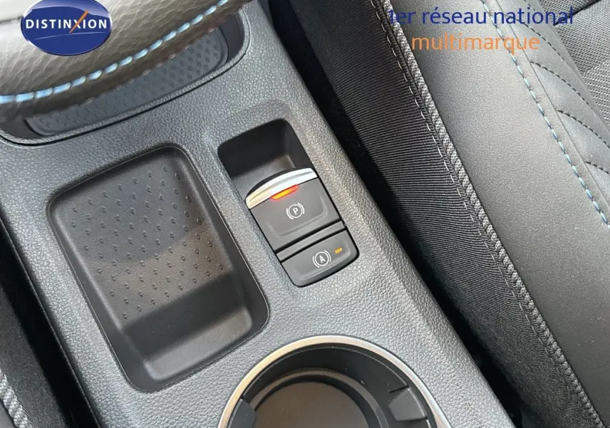 Gros plan sur la console centrale avec frein à main électronique et bouton auto hold du Renault Symbioz 2024.