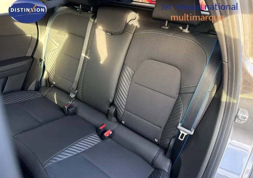 Vue intérieure sur les sièges arrière en tissu noir avec surpiqûres bleues du Renault Symbioz gris Cassiopée 2024.