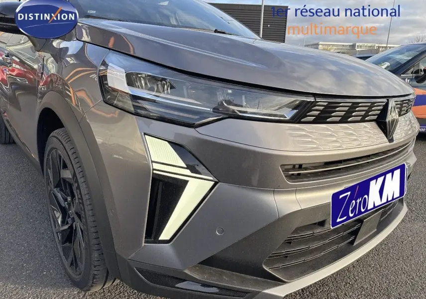 Vue 3/4 avant gauche d'une Renault Symbioz gris cassiopée métal avec phares LED et calandre moderne.