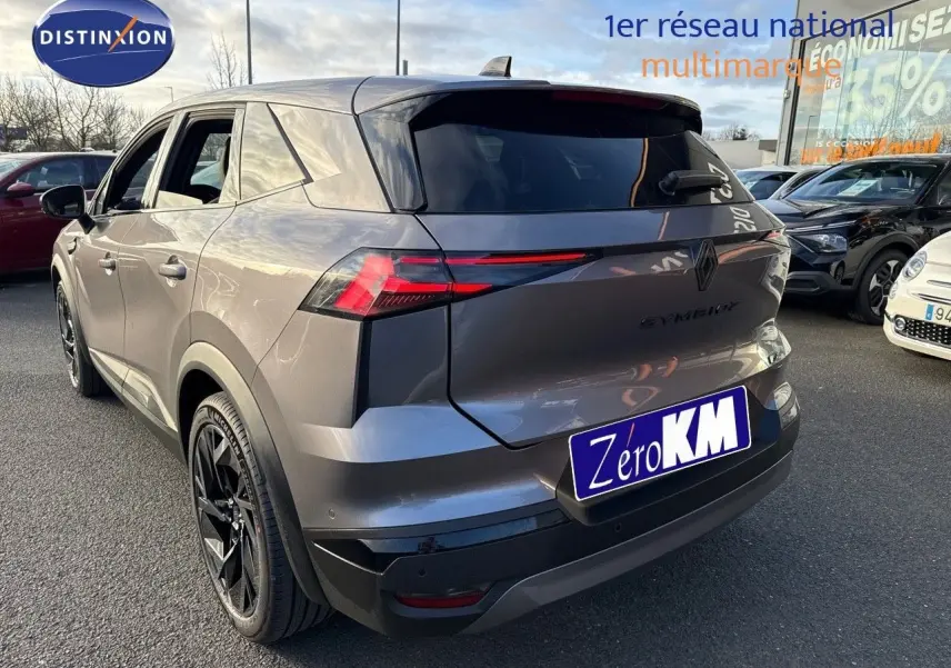Vue 3/4 arrière droite du Renault SYMBIOZ gris cassiopée métal avec feux arrière LED et jantes noires en concession.