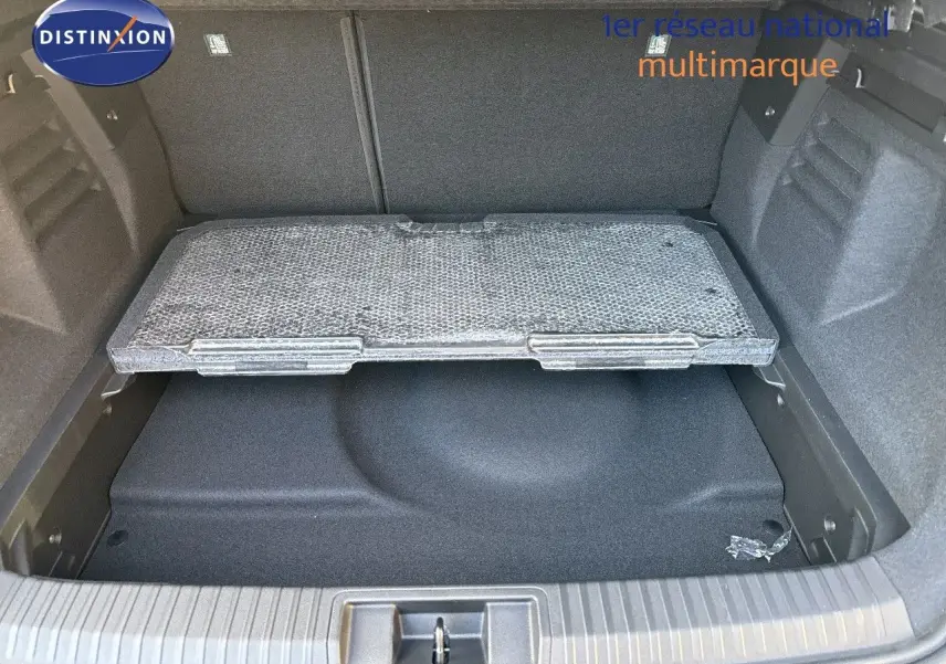 Coffre ouvert de Renault Symbioz gris cassiopée métal, montrant le compartiment de rangement sous plancher.