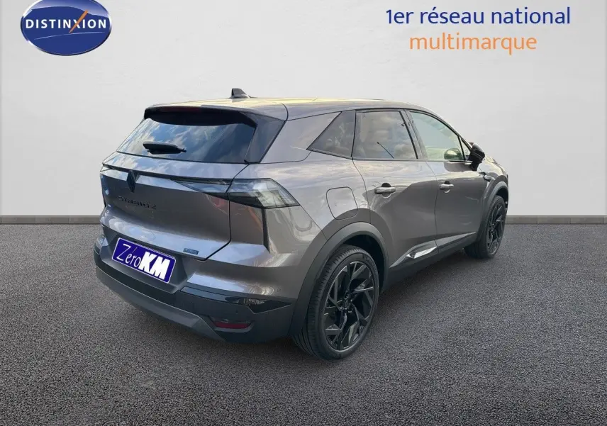 Vue 3/4 arrière droite du Renault Symbioz gris cassiopée métal avec jantes noires et toit foncé.
