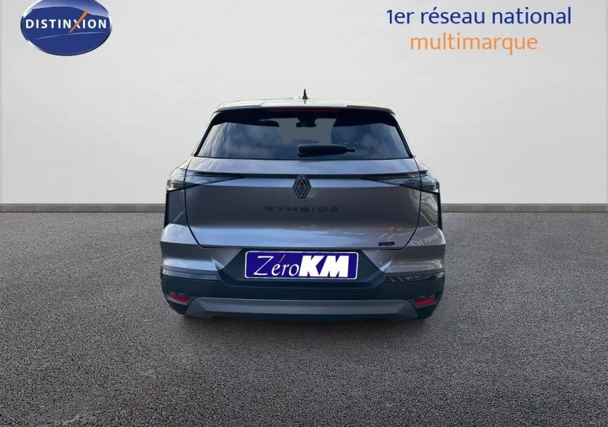 Vue arrière du Renault Symbioz gris Cassiopée métal, soulignant son design épuré et ses feux LED intégrés.