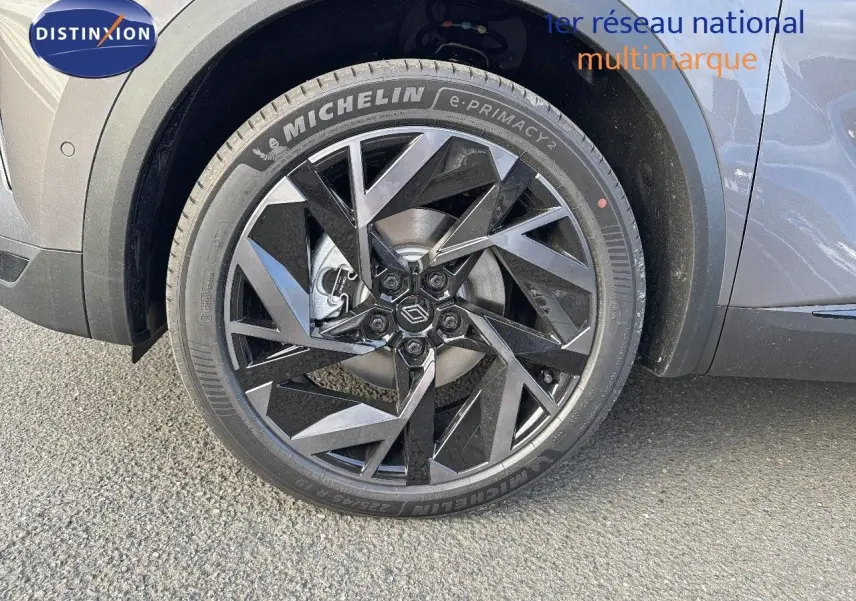 Gros plan sur la roue avant droite du Renault Symbioz gris Cassiopée métal avec jante noire au design géométrique.