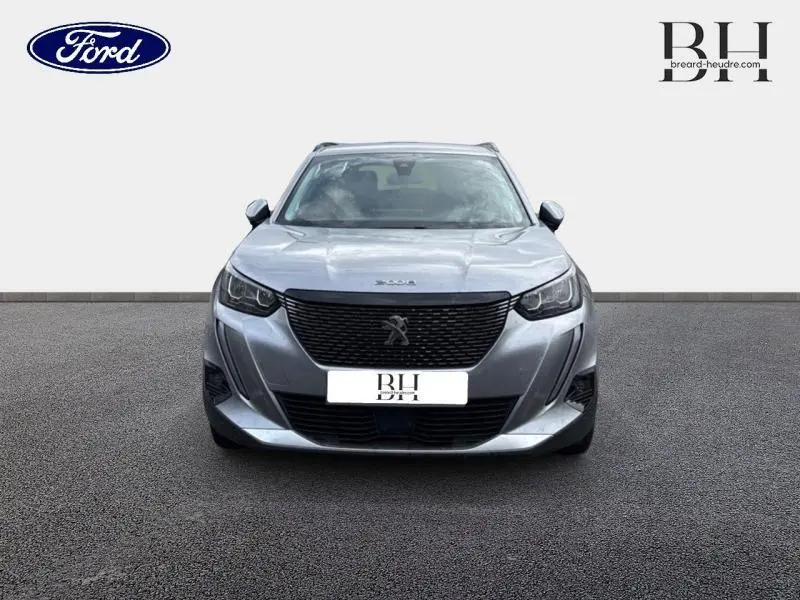 Peugeot 2008 gris Artense vue de face, mettant en valeur la calandre noire et les phares LED distinctifs.