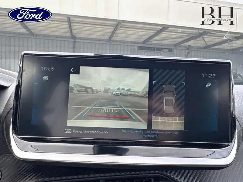 Écran tactile du Peugeot 2008 2021 montrant la caméra de recul et l’aide au stationnement en vue arrière.