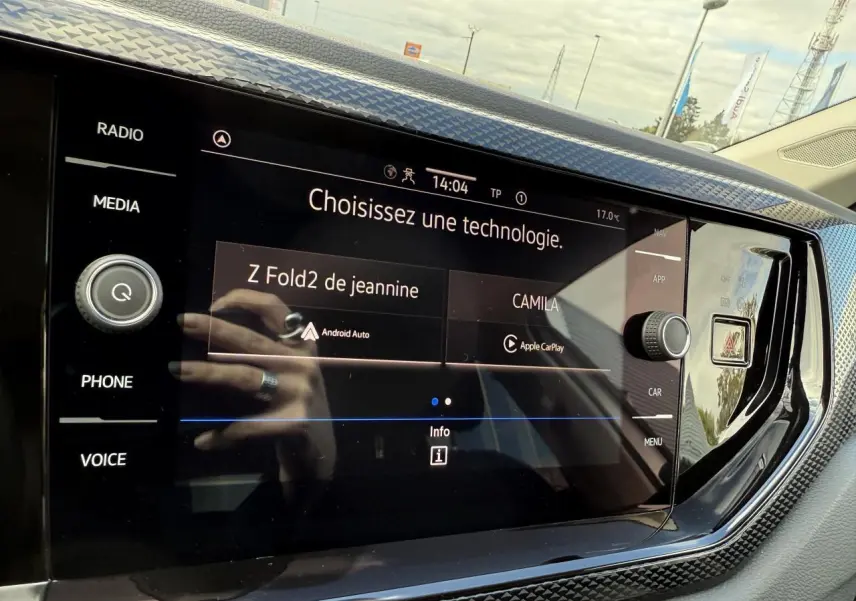 Écran tactile central du tableau de bord de la Volkswagen Polo 2025, affichant les options Android Auto et Apple CarPlay.