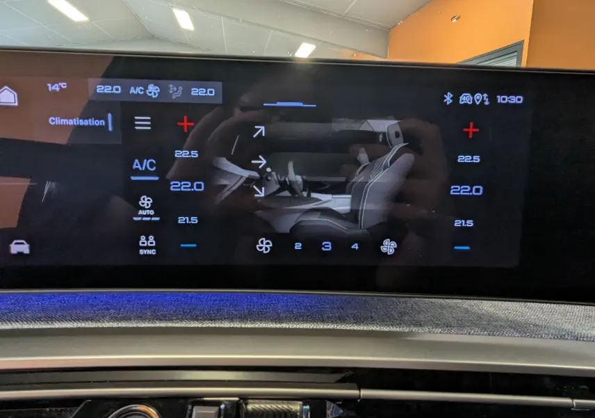 Écran tactile panoramique 21 pouces affichant la climatisation du Peugeot 3008 Hybrid 145 noir, vue intérieure frontale.