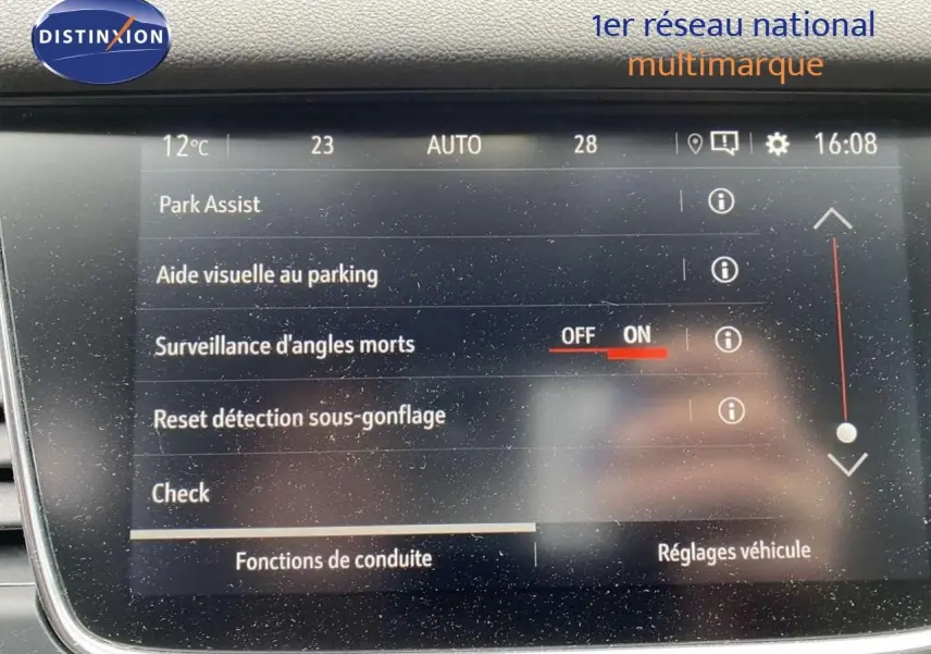 Écran tactile intérieur affichant les réglages d’aide à la conduite du Grandland X gris Moai métal, vue frontale.