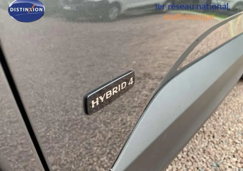 Gros plan sur l’inscription Hybrid 4 sur la porte côté gauche d’un Opel Grandland X gris Moai Metal.