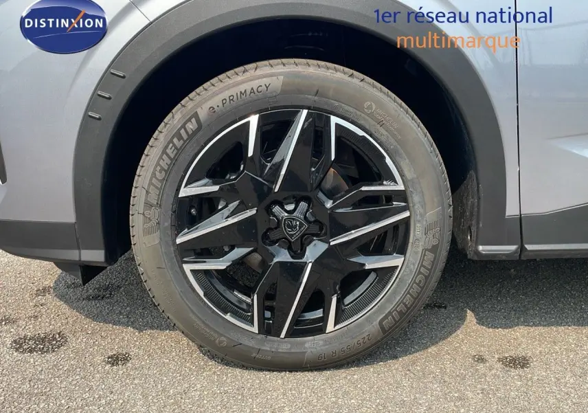 Gros plan sur la roue avant gauche du Peugeot 3008 gris Artense avec jante alliage noire et argentée design moderne.
