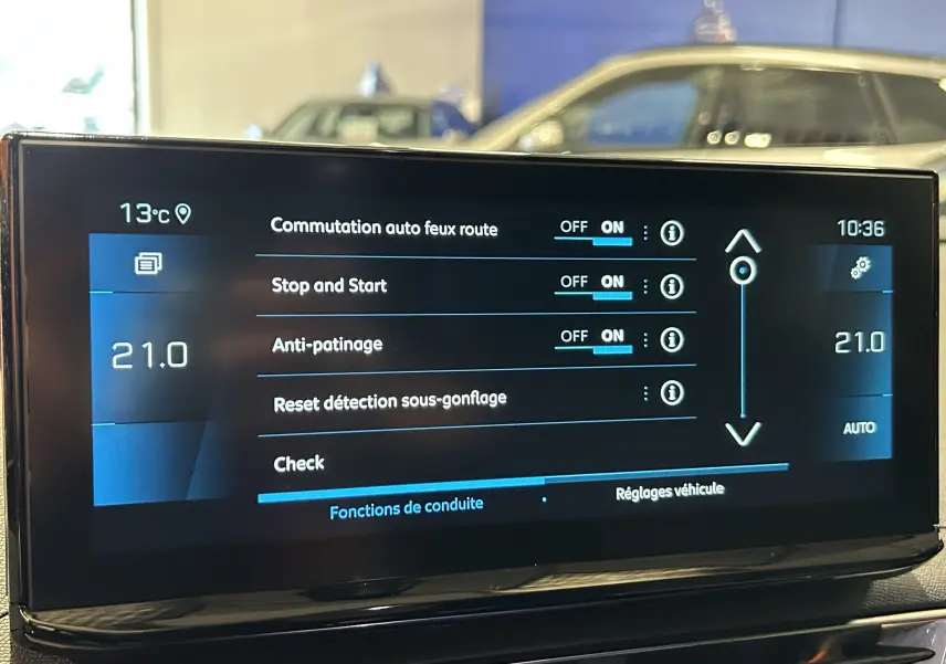 Écran tactile intérieur du Peugeot 5008 2024 montrant les réglages d'assistance à la conduite et la température à 21°C.